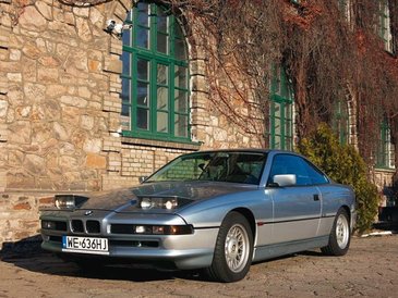 Wąskie, jakby przymrużone, otwierane reflektory są znakiem rozpoznawczym 850i. Ten egzemplarz sprowa