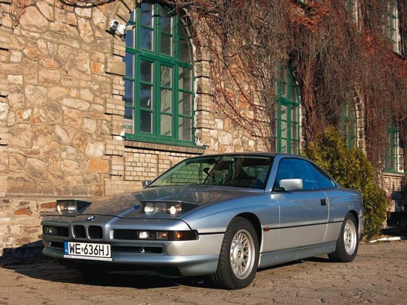 Wąskie, jakby przymrużone, otwierane reflektory są znakiem rozpoznawczym 850i. Ten egzemplarz sprowa