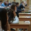 Uczniowie klas Gimnazjum nr 38 w Warszawie przed rozpoczęciem egzaminu gimnazjalnego, 19 bm. Ponad 3