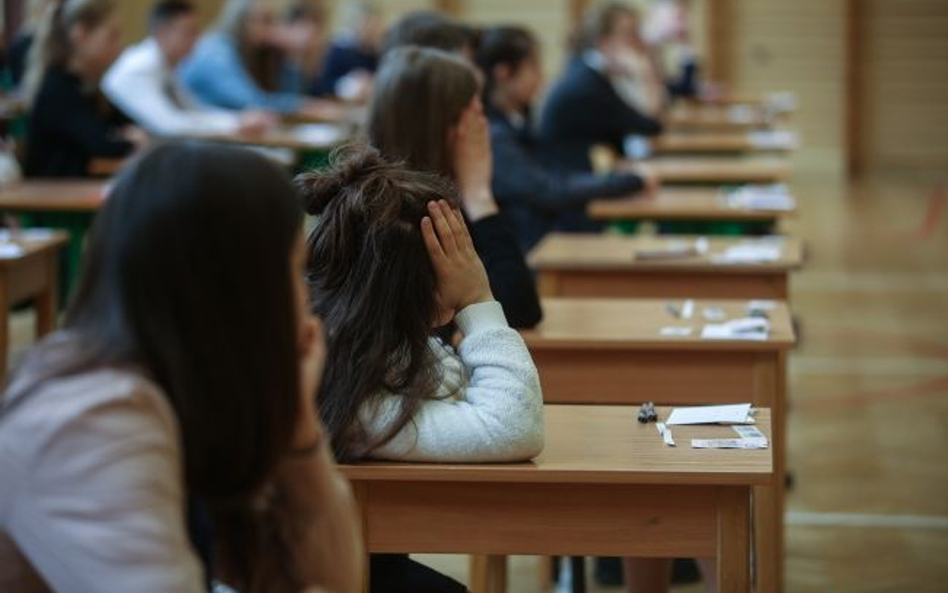 Uczniowie klas Gimnazjum nr 38 w Warszawie przed rozpoczęciem egzaminu gimnazjalnego, 19 bm. Ponad 3