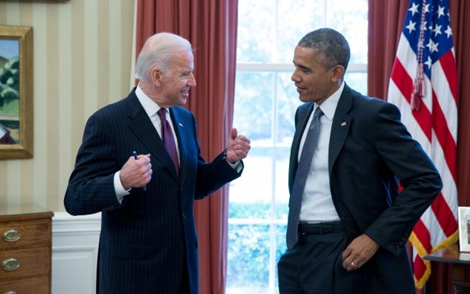 Wiceprezydent Joe Biden i prezydent Barack Obama w Gabinecie Owalnym 6 maja 2015 r.