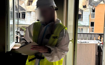 Zniszczenia widać również na elewacjach budynku