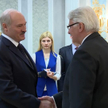 Prezydent Białorusi Aleksandr Łukaszenko i szef polskiego MSZ Witold Waszczykowski podczas spotkania
