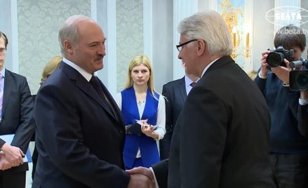 Prezydent Białorusi Aleksandr Łukaszenko i szef polskiego MSZ Witold Waszczykowski podczas spotkania