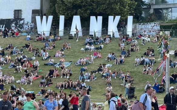 Przed zmierzchem na nowomiejskiej skarpie na koncert oczekiwała już pokaźna grupa ludzi