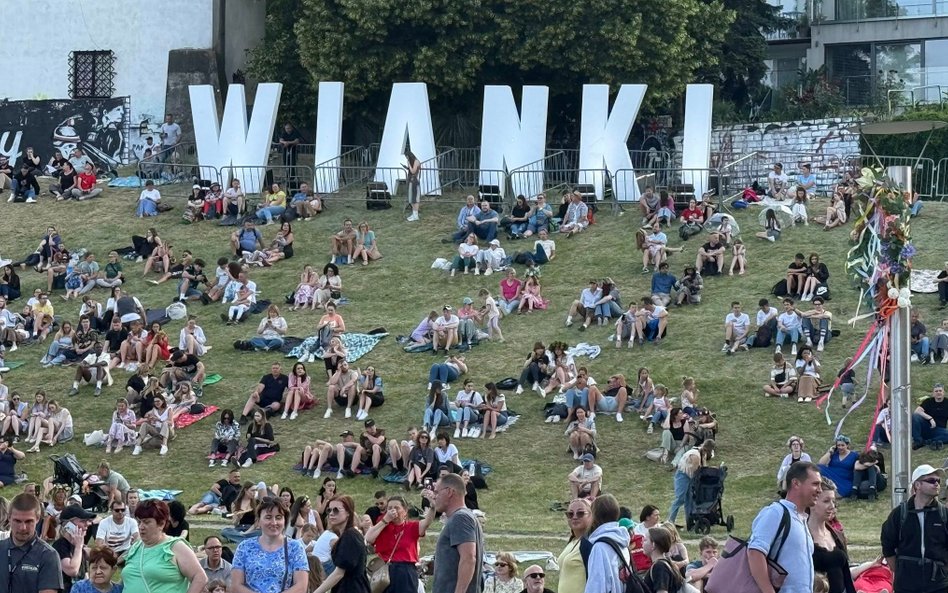 Przed zmierzchem na nowomiejskiej skarpie na koncert oczekiwała już pokaźna grupa ludzi