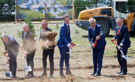 Mateusz Morawiecki inaugurujący budowę 172 mieszkań realizowanych w ramach rządowego programu Mieszk