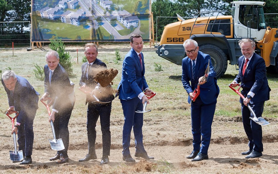 Mateusz Morawiecki inaugurujący budowę 172 mieszkań realizowanych w ramach rządowego programu Mieszk