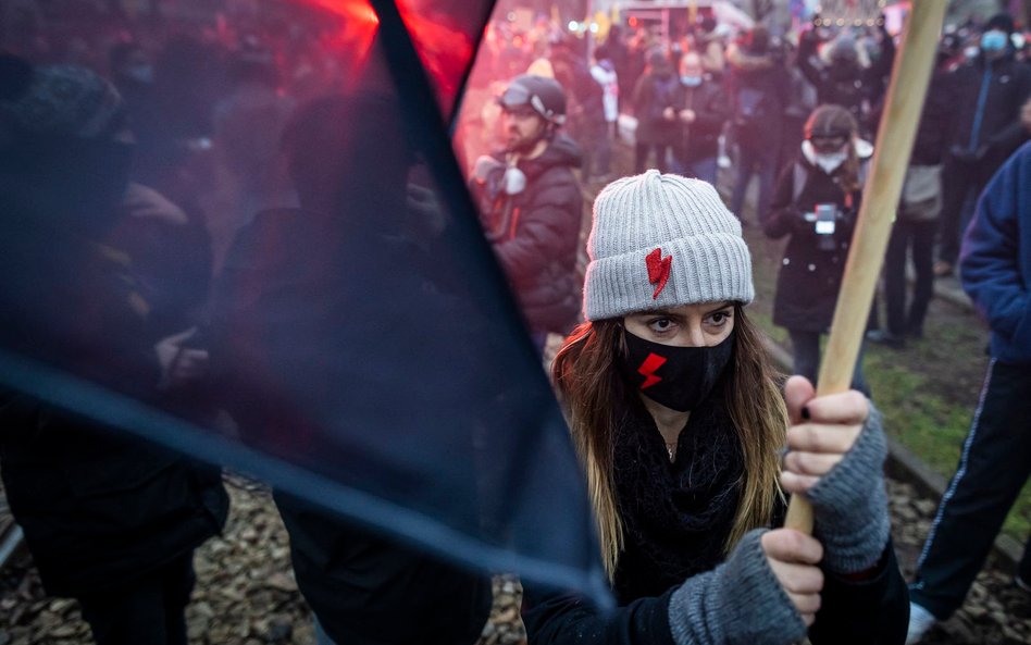 Warszawa: Policja weszła do mieszkania. Skonfiskowała flagi z balkonu