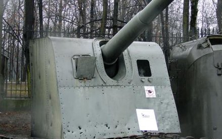 Działo morskie kal 120 mm zdemontowane z ORP „Gryf” na ekspozycji plenerowej Muzeum Wojska Polskiego