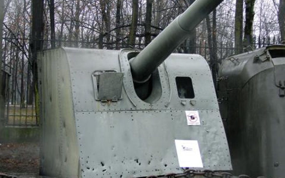 Działo morskie kal 120 mm zdemontowane z ORP „Gryf” na ekspozycji plenerowej Muzeum Wojska Polskiego