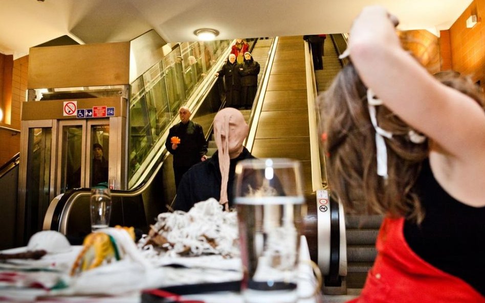 Perfromans grupy Black Market International (Jürgen Fritz, Myriam Laplante, Wen Lee, Alastir MacLenn