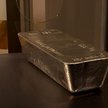 Współczesna sztabka srebra. Fot. GoldMoneyNews