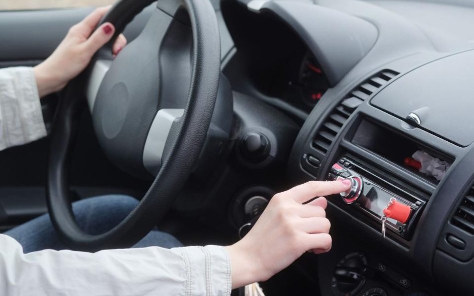 Polisa AC obejmuje także radio w samochodzie