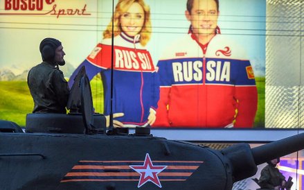 Czołgiści na historycznych T-34 szykują się do parady.