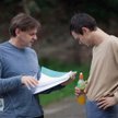 Maciej Pieprzyca (z lewej) i Dawid Ogrodnik na planie „Chce się żyć”. Film od piątku w kinach