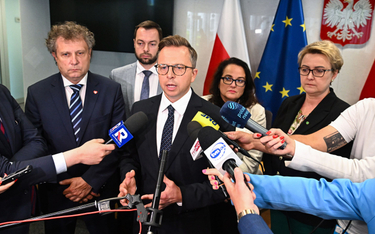 Członkowie komisji śledczej ds. wyborów korespondencyjnych, od lewej: Jacek Karnowski, Bartosz Romow