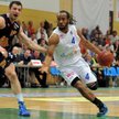 Koszykarz AZS Koszalin Jeremy Montgomery mija Piotra Szczotkę z Asseco Prokom Gdynia