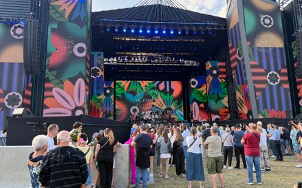 Po południu przybyli zaczęli się gromadzić pod sceną