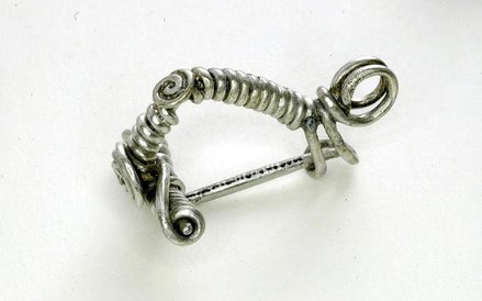 Zapinka wykonana ze srebrnego drutu, III wiek n.e.