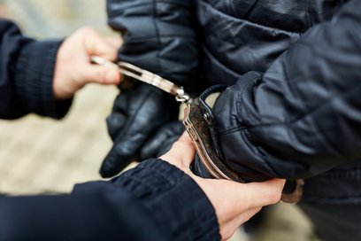 Agresywny 19-latek, który przebywał w lokalu, został sprawnie zatrzymany.