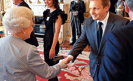 Jacek Ostrowski, właściciel firmy eksportującej odzież, odebrał biznesową nagrodę z rąk królowej Elż