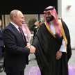 Saudyjski następca tronu Mohammed bin Salman Al Saud wita prezydenta Rosji Władimira Putina podczas 