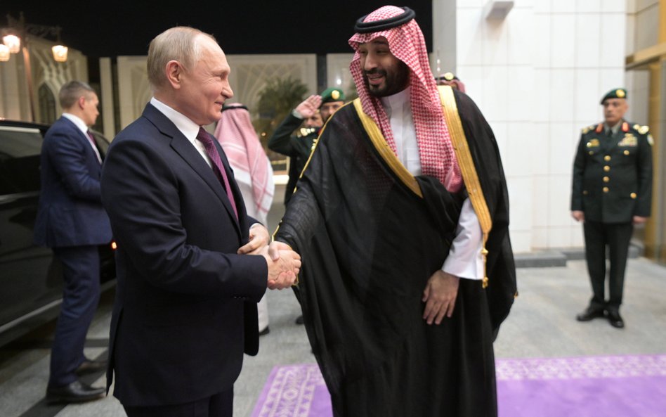 Saudyjski następca tronu Mohammed bin Salman Al Saud wita prezydenta Rosji Władimira Putina podczas 