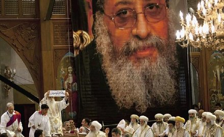 Nowym papieżem będzie biskup Tawadros (na ekranie, w czasie ogłaszania wyniku losowania)