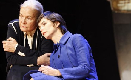 Spektakl "Trzy Kolory"; Na zdjęciu Hildegard Schmahl i Sylvana Krappatsch; Fot. Andreas Pohlmann