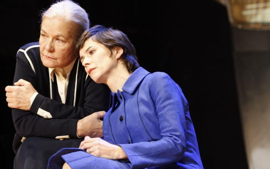 Spektakl "Trzy Kolory"; Na zdjęciu Hildegard Schmahl i Sylvana Krappatsch; Fot. Andreas Pohlmann