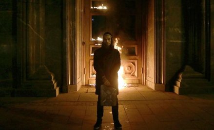 Piotr Pawlenski prszy płonącym wejściu siedziby FSB w Moskwie