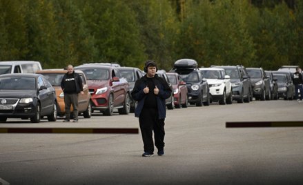Kolejka na wyjazd z Rosji na przejściu granicznym z Finlandią