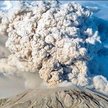 Podczas wybuchu wulkan może wyrzucić do atmosfery kilometry sześcienne popiołów. Na zdjęciu wulkan S