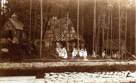 Jedna z monumentalnych scenografii do przedwojennych przedstawień w Operze Leśnej