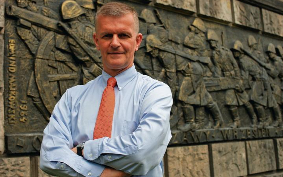 Janusz Cisek przed wejściem do Muzeum Wojska Polskiego, w którym znów – jak co roku 11 listopada – p