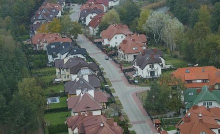 Nie zawsze fizycznie istniejący dojazd gwarantuje formalny dostęp do działki. A bez tego nie da się 