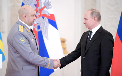 Generał Siergiej Surowikin w czasach, gdy Władimir Putin mu ufał i nagradzał za Syrię