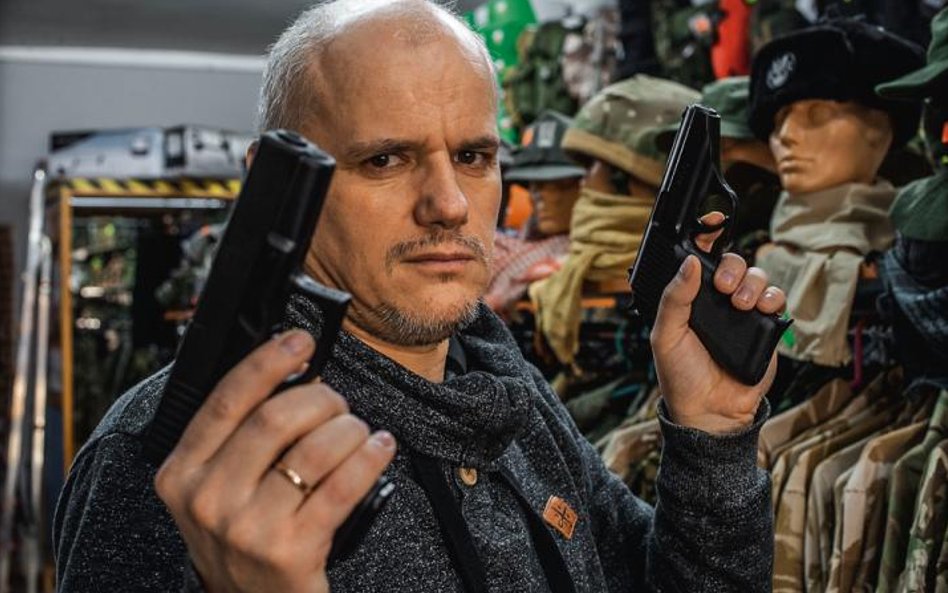 Gaz czy paralizator można schować do torebki, ale sam radzę paniom nosić je pod ręką – mówi Robert K