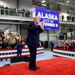 Donald Trump na Alasce chwalił się dotychczasowymi osiągnięciami swojej administracji i ostrzegał pr