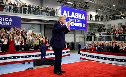 Donald Trump na Alasce chwalił się dotychczasowymi osiągnięciami swojej administracji i ostrzegał pr