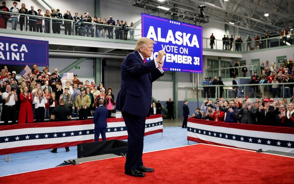 Donald Trump na Alasce chwalił się dotychczasowymi osiągnięciami swojej administracji i ostrzegał pr