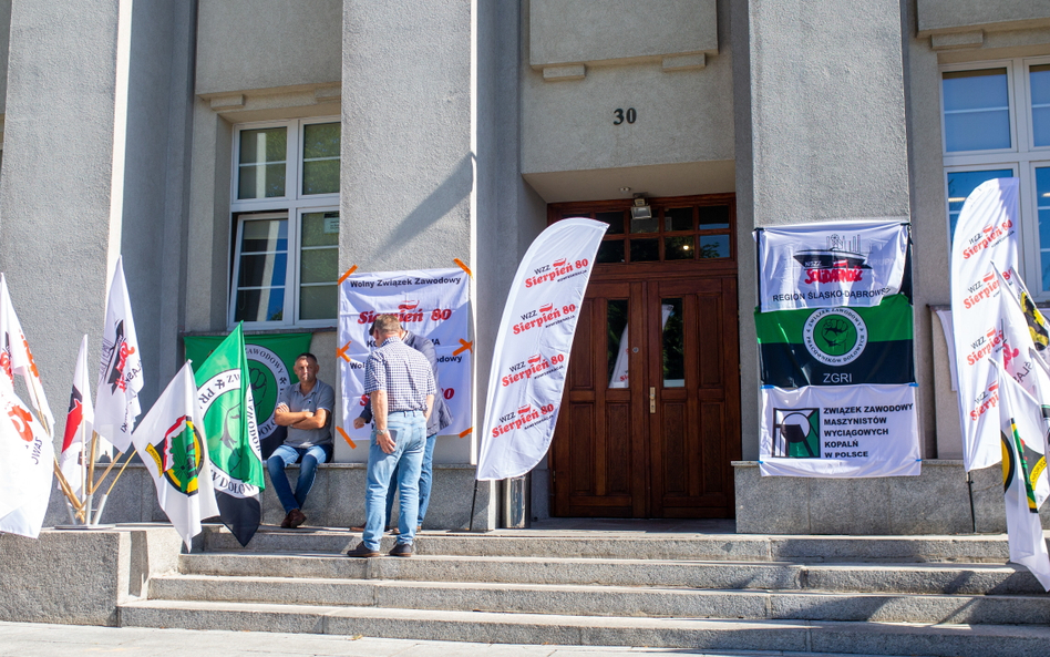 Wejście do siedziby PGG w Katowicach