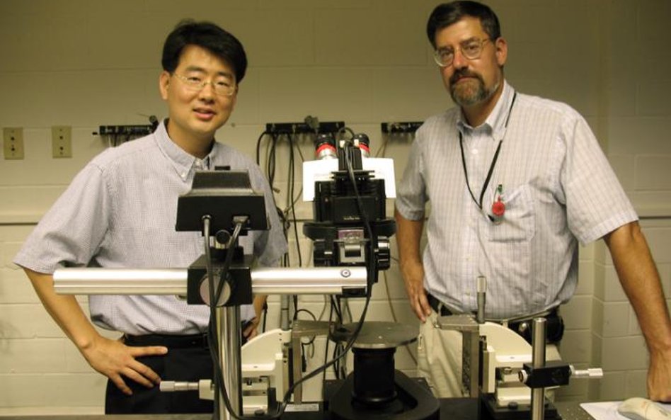 Dr Jae Wan Kwon (z lewej)