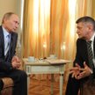 W 2011 roku Sokurow prosił Putina o uratowanie wytwórni Lenfilm. W 2015 odebrał z rąk prezydenta nag