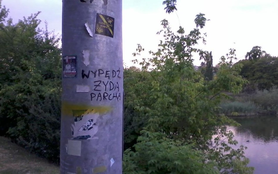 Takie napisy będą dziś usuwane w Warszawie, w Parku Szczęśliwickim.