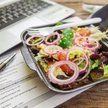Stawka VAT od posiłków na wynos - jak fiskus zniechęca przedsiębiorców