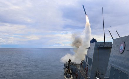 Pocisk Tomahawk wystrzelony z pokładu USS Thomas Hudner