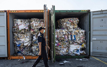 Indonezja odsyła Australii 8 kontenerów śmieci. Miała być makulatura, był plastik i zużyte pieluchy