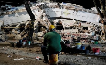 Ruiny budynku w Cali, który zawalił się w wyniku trzęsienia ziemi w Kolumbii